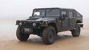 Humvee C-Series. Ano, Hummer, nebo tedy přesněji vojenské Humvee, stále žije. O jeho znovuzrození se zasadil bývalý viceprezident koncernu General Motors Bob Lutz. Novinka má přitom směřovat hlavně do Číny, kde mají prý o tuhle Ameriku stále zájem.
