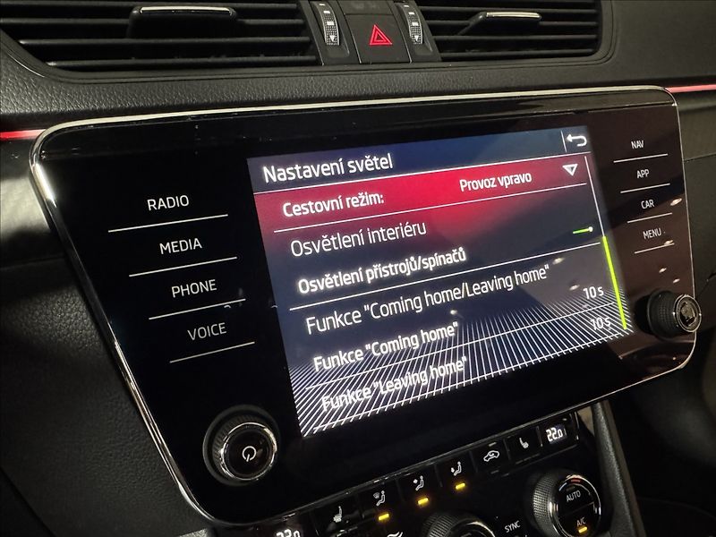 Škoda Superb 1,5 TSi  DSG Sportline Virtual - fotka 32 z 48