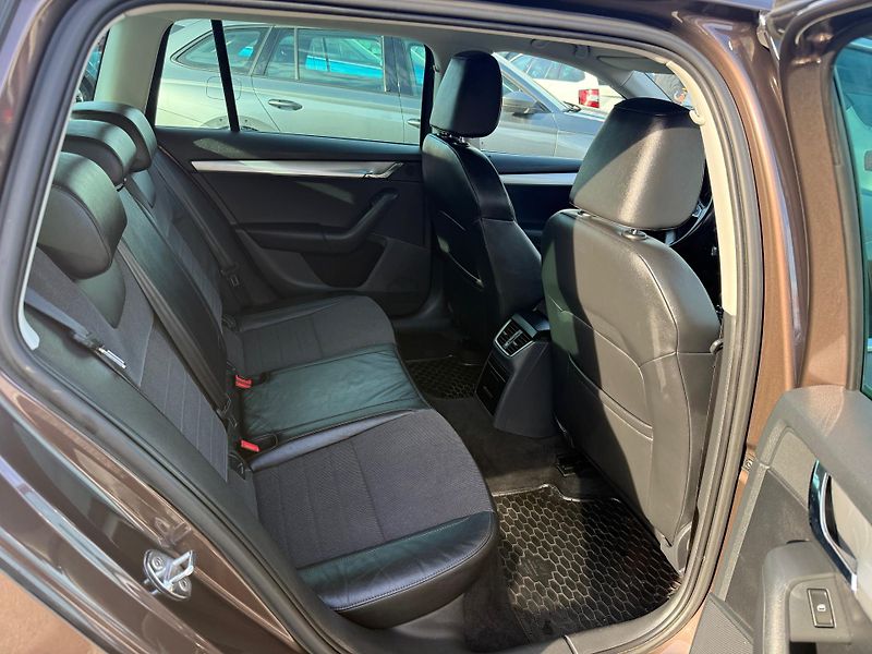 Škoda Octavia 2.0 TDI ELEGANCE - fotka 11 z 13
