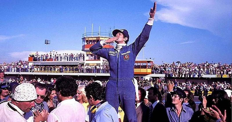 Jody Scheckter za volantem revoluční šestikolky Tyrrell P34.