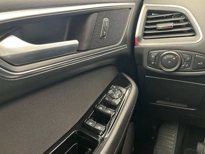 Ford S-MAX 2.0 EB Titanium LED manuál - fotka 12 z 65