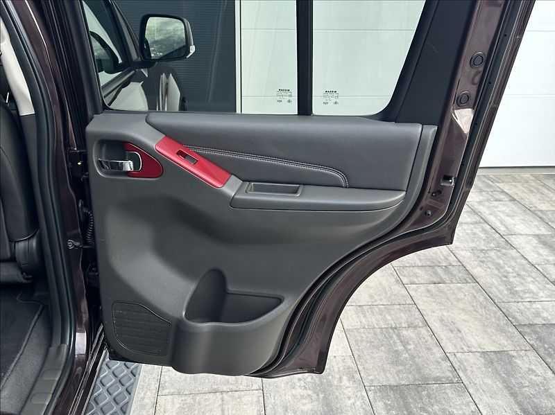 Nissan Pathfinder 3,0 DCI 231PS  LE Executive 4x - fotka 22 z 55