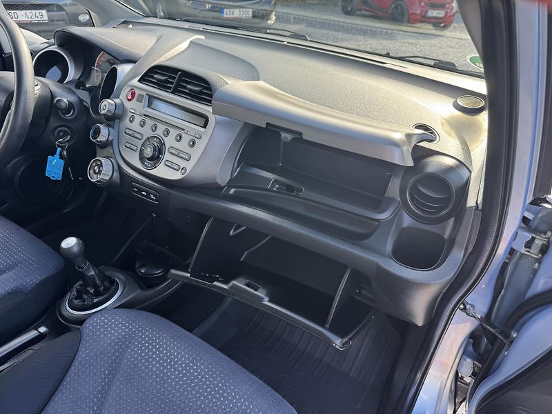 Honda Jazz (2009) 1.2i, 1MAJITEL,rezervace - fotka 32 z 39