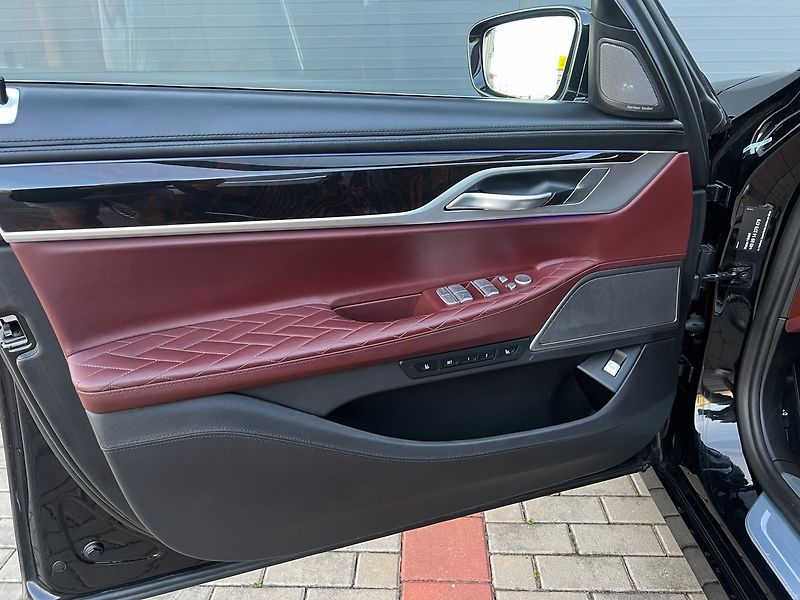 BMW Řada 7 750i xDrive Individual  390kw - fotka 12 z 42