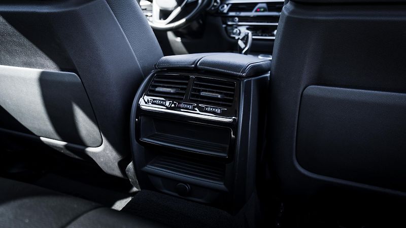 BMW Řada 5 (2017) BMW 520d xDrive Limousine - fotka 31 z 43