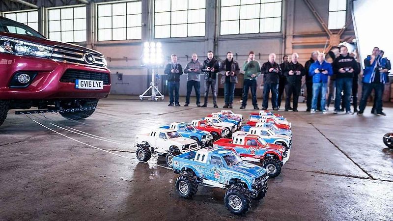 Toyota Hilux a Tamiya Bruiser.