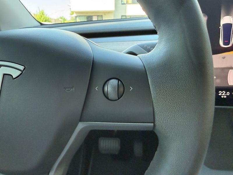 Tesla Model Y Standrart Range LFP Tažné - fotka 34 z 43