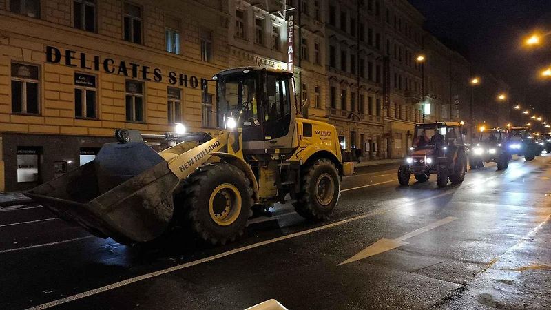 Demonstrace zemědělců před ministerstvem zemědělství a blokáda pražské magistrály. Na snímku je traktor John Deere 7730.