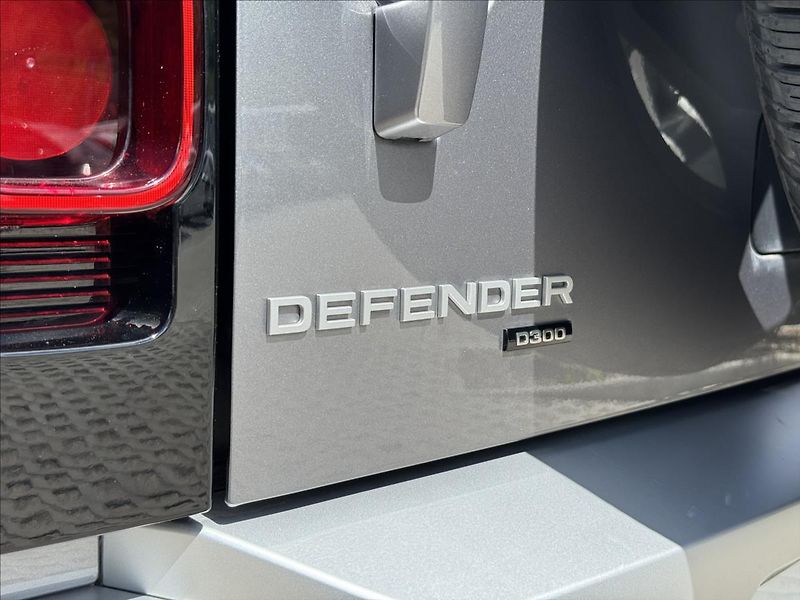 Land Rover Defender 3,0 110 D300 S AWD ZÁRUKA - fotka 31 z 34