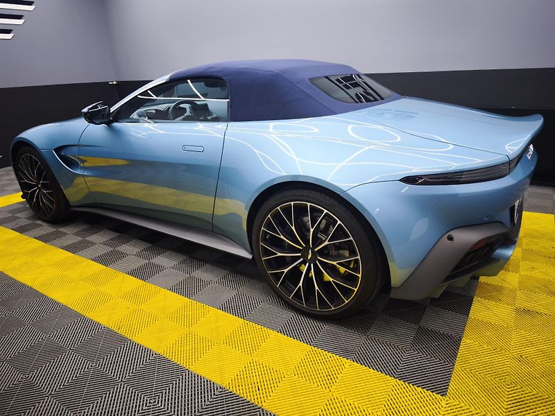 Aston Martin V8 Vantage (2022) - fotka 19 z 33