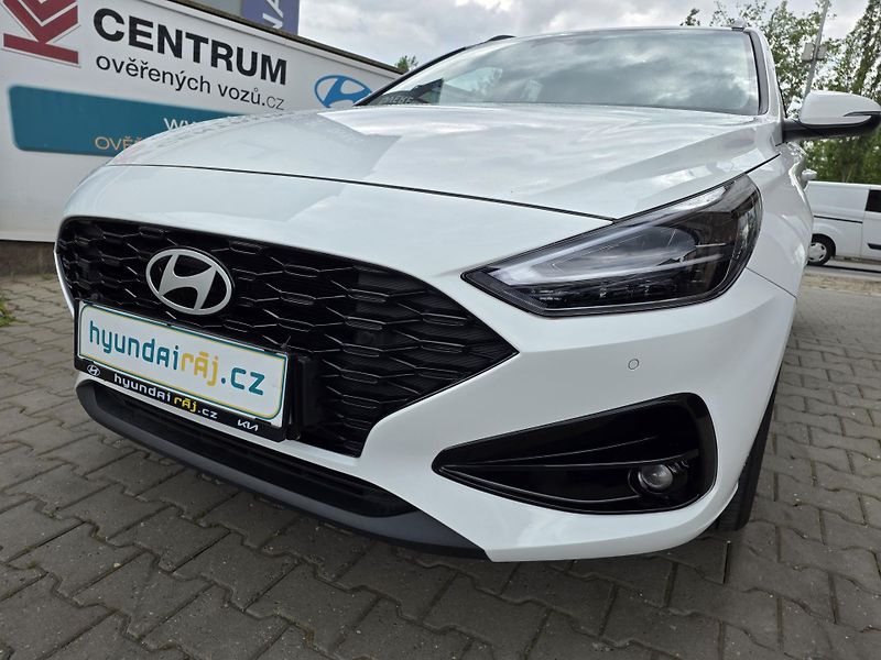 Hyundai i30 1.5-1.MAJITEL-NAVI-KAMERA - fotka 7 z 26