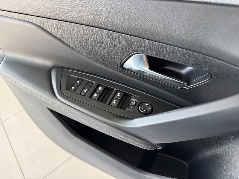 Peugeot 308 1,2PT 96KW*ALLURE*Kamera*DPH - fotka 28 z 33