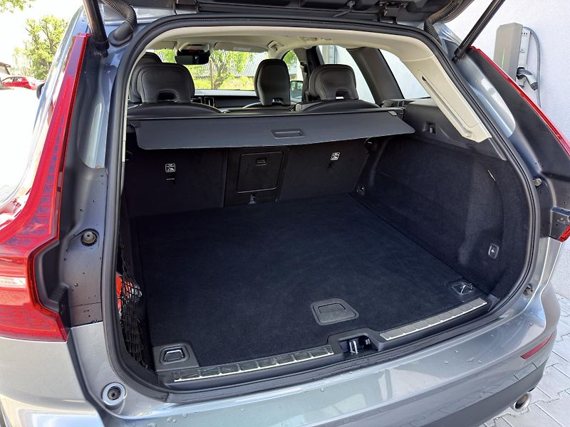 Volvo XC60 B4 AWD (nafta) // REZERVACE - fotka 14 z 47