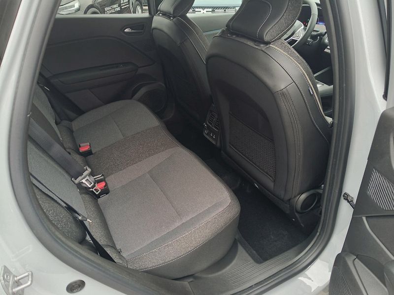 Renault Captur (2026) techno mild hybrid 140 EDC - fotka 12 z 23