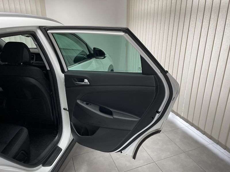 Hyundai Tucson 1.6 T-GDi 4x4 AT ČR 1.MAJ SER. - fotka 15 z 28