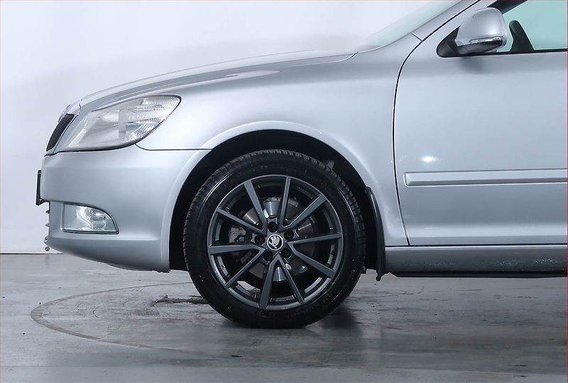 Škoda Octavia (2009) 1.6, Navi, Tempomat - fotka 14 z 17