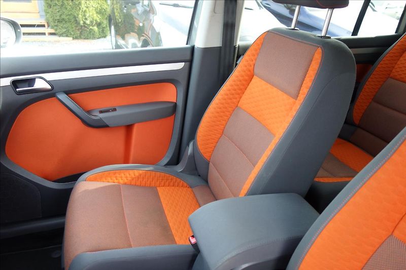 Volkswagen Touran 2,0 TDi,SERV.KN.,CROSS,7 MÍST. - fotka 11 z 32