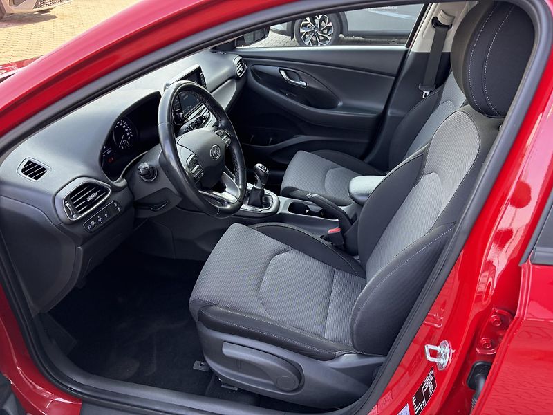 Hyundai i30 COMFORT 1.5 DPI 81 kW - fotka 10 z 23