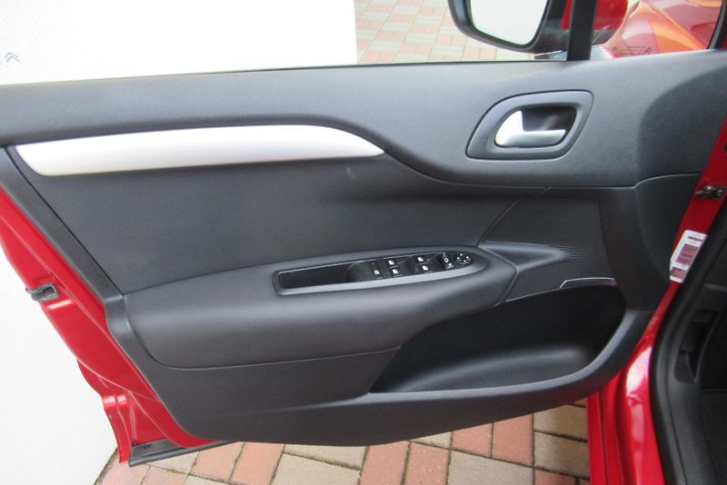 Citroën C4 1.6 VTi KLIMA TAŽNÉ 1.MAJITEL - fotka 17 z 21