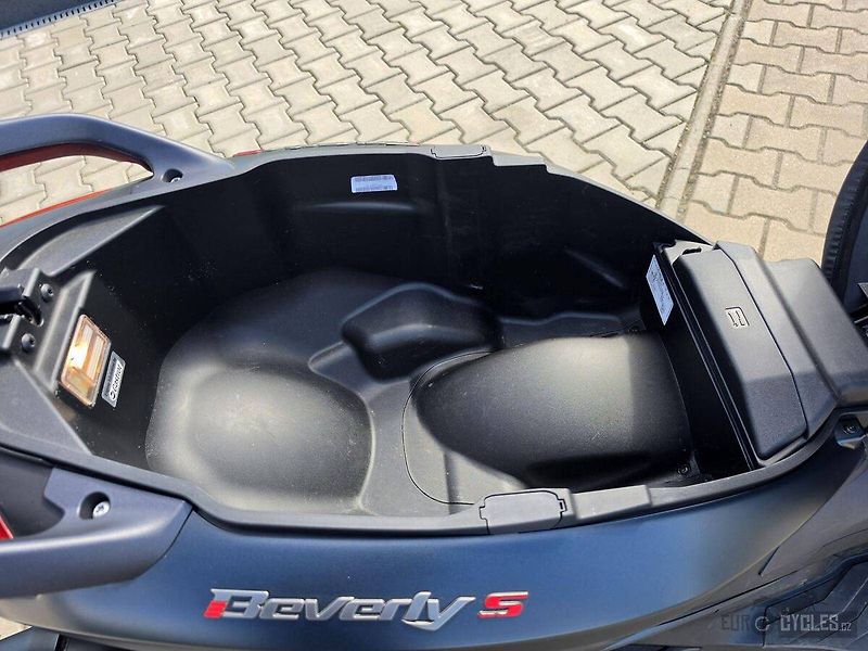 Piaggio Beverly 300 S (2025) - fotka 14 z 20