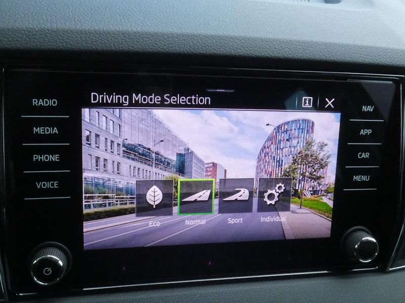 Škoda Karoq (2026) Top Selection 1.5 TSI 110 kW D - fotka 28 z 30