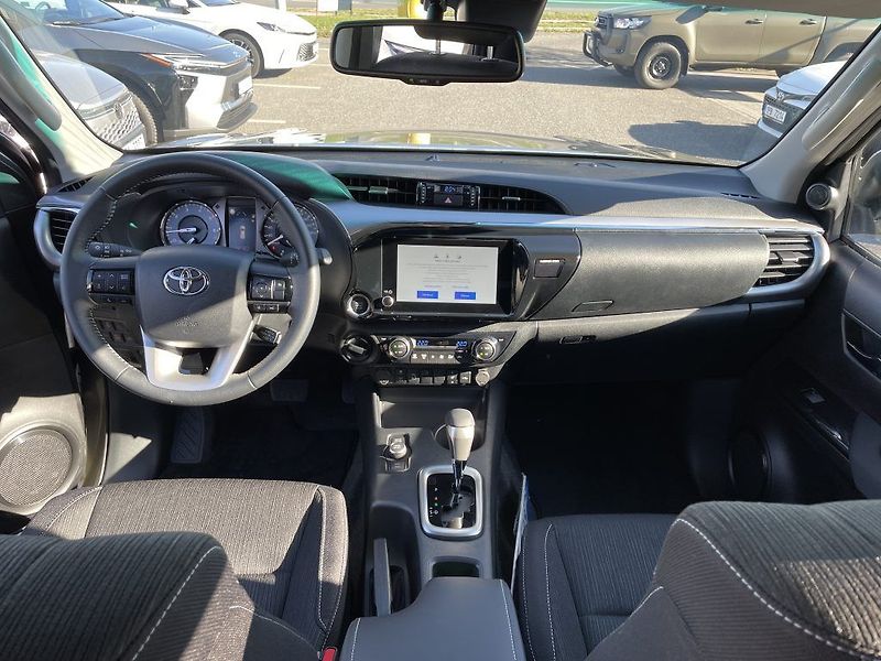 Toyota Hilux 2.8D Executive - fotka 13 z 28