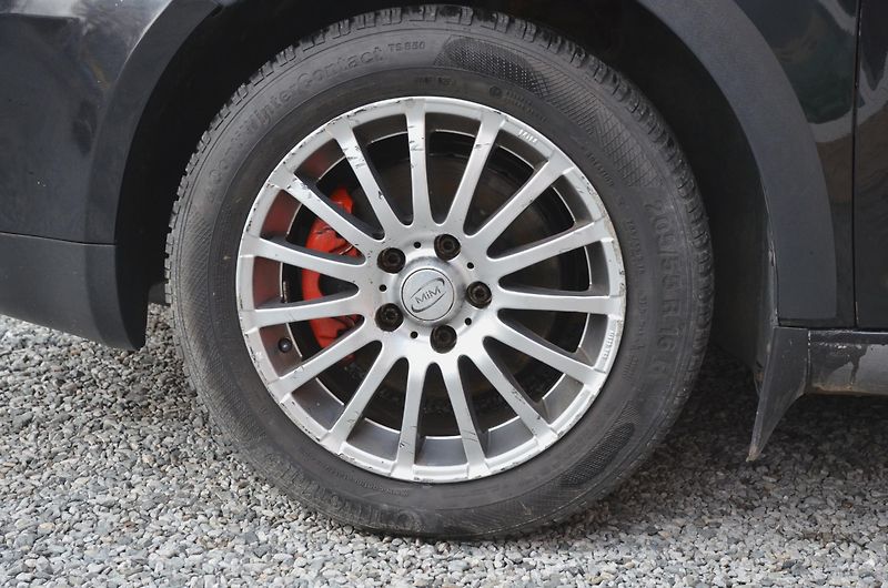 Volkswagen Touran (2005) 2.0 TDi 103kW / 2x sada kol - fotka 7 z 26