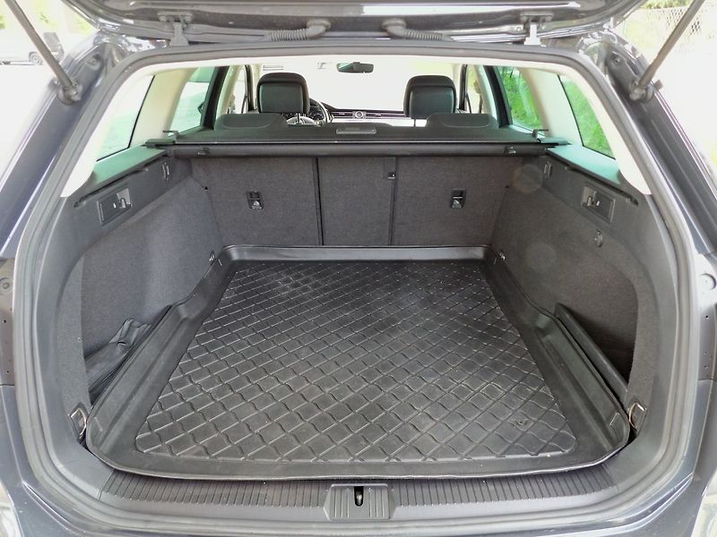 Volkswagen Passat 2.0TDI Comfort Adaptiv Navi - fotka 25 z 33