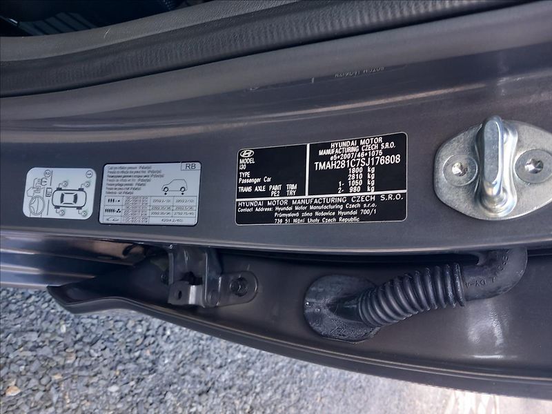 Hyundai i30 1,5 l COMFORT 16 - fotka 17 z 20