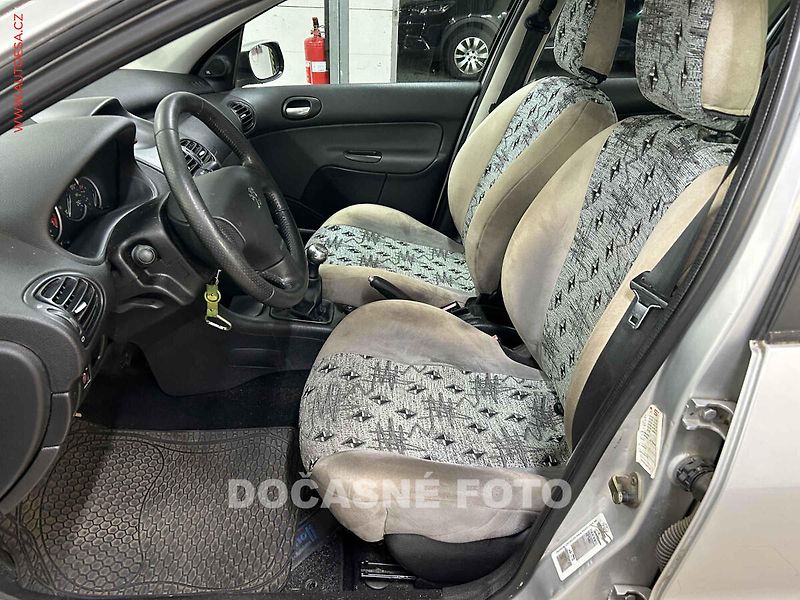 Peugeot 206 (2006) 1.4 i, 1.maj, AC, tažné - fotka 3 z 3