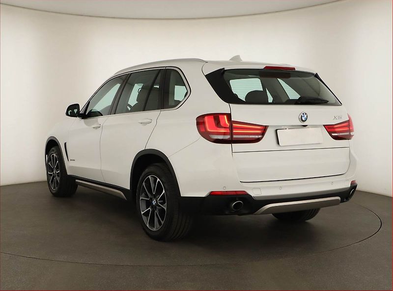 BMW X5 (2015) xDrive30d - fotka 4 z 21