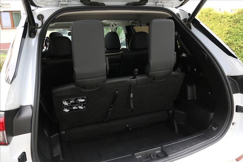 Mitsubishi Outlander 2,4 PHEV, 7míst, Tažné - fotka 49 z 56