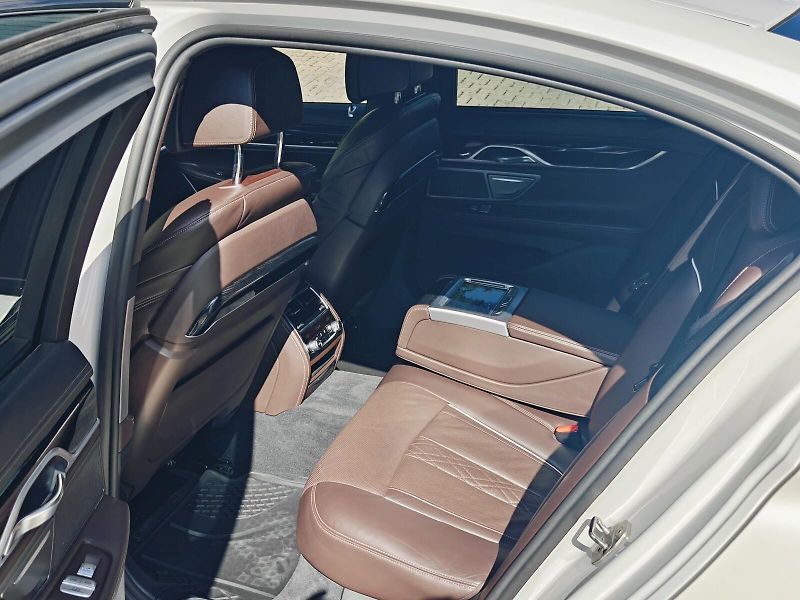 BMW Řada 7 (2016) 3,0 740d xDrive M - fotka 15 z 43