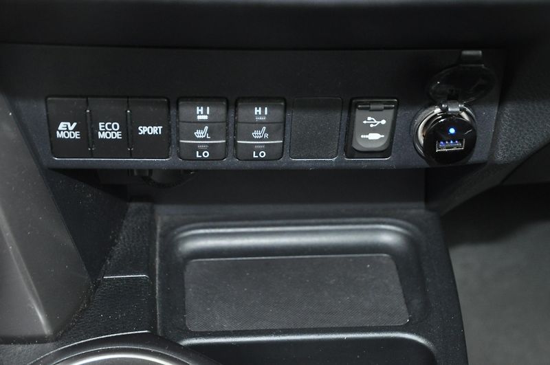 Toyota RAV4 2.5 Hybrid - fotka 15 z 22