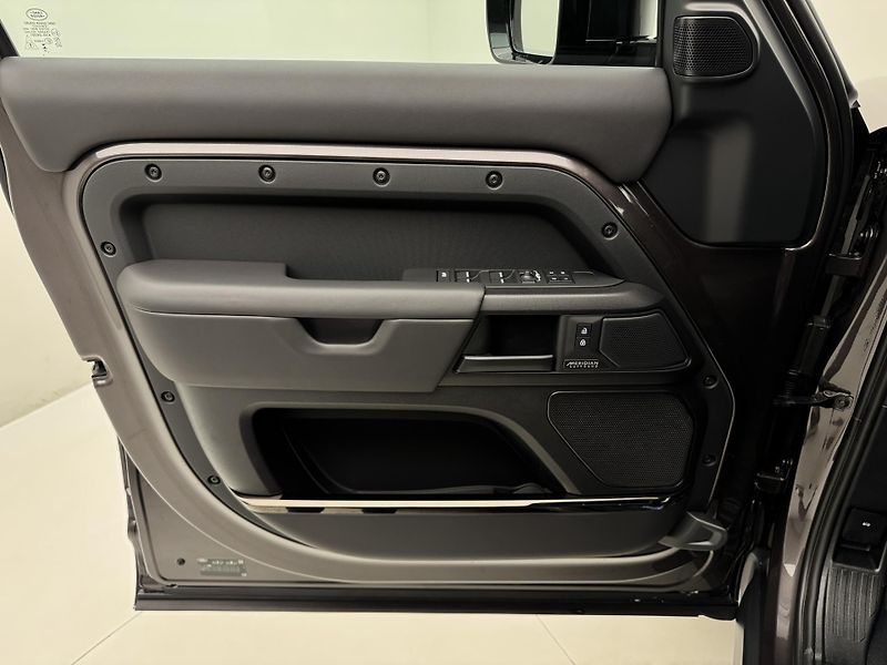 Land Rover Defender OCTA P635  - fotka 7 z 75