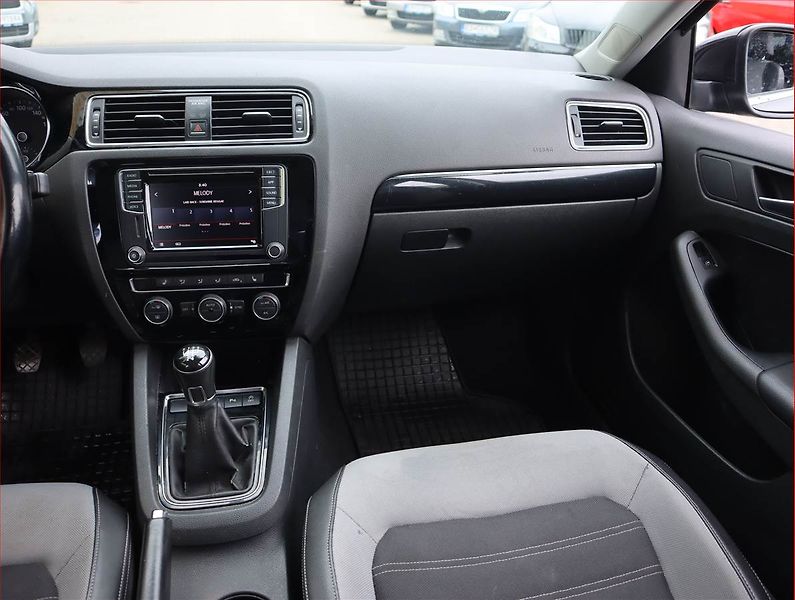 Volkswagen Jetta (2017) Highline 2.0 TDI, Navi - fotka 8 z 19