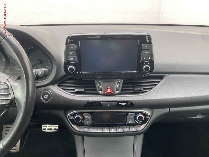 Hyundai i30 (2017) 1.6 CRDi, AT, LED, panor - fotka 12 z 18