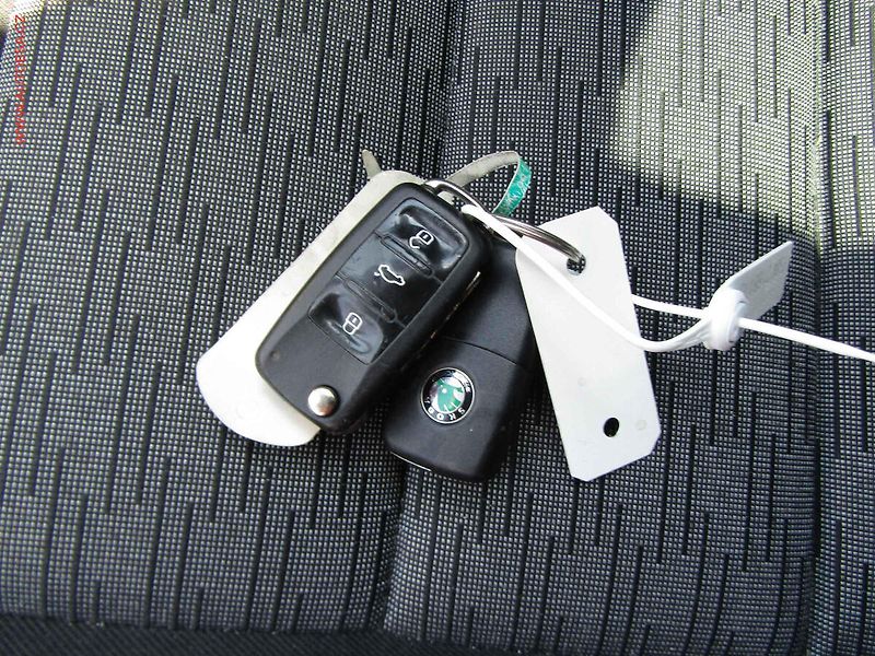 Škoda Octavia (2011) 1.6 TDi, Ambiente - fotka 16 z 16