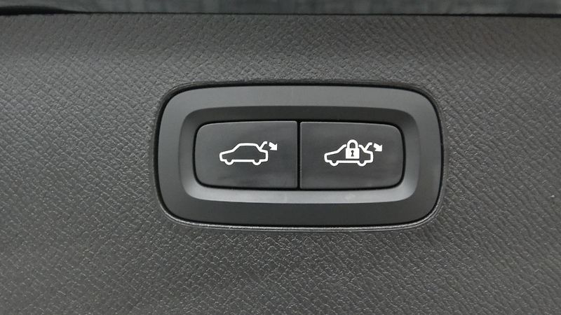 Volvo XC90 B5 AWD Inscription Auto 7míst - fotka 21 z 26