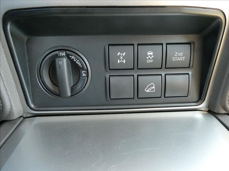 Toyota Land Cruiser 2,8 D-4D 150kW 2Maj, ČR, DPH - fotka 26 z 41