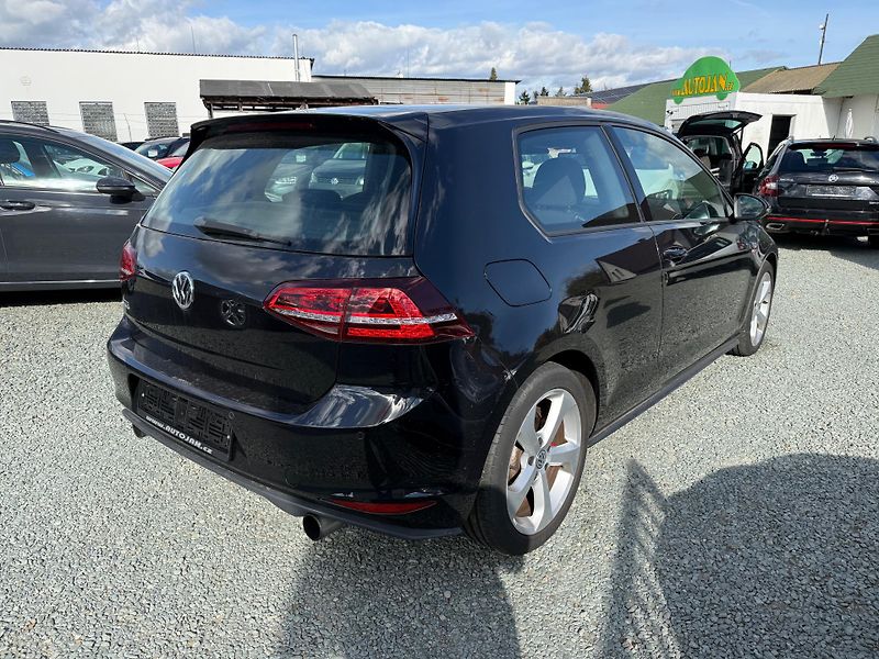 Volkswagen Golf 2.0 GTI - fotka 5 z 13