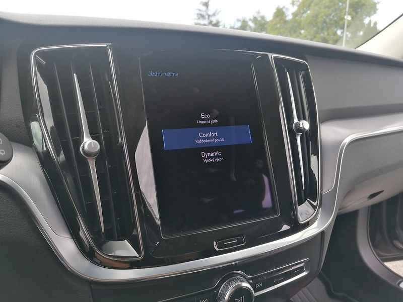 Volvo V60 (2021) 2.0 B4 145kW A/T Kůže - fotka 16 z 27