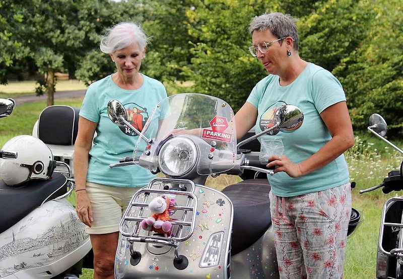 Sraz majitelů italských skútrů Vespa s názvem Vesparáda se v Lovosicích uskutečnil již popáté. Na snímku právě konvoj vyráží na spanilou jízdu.