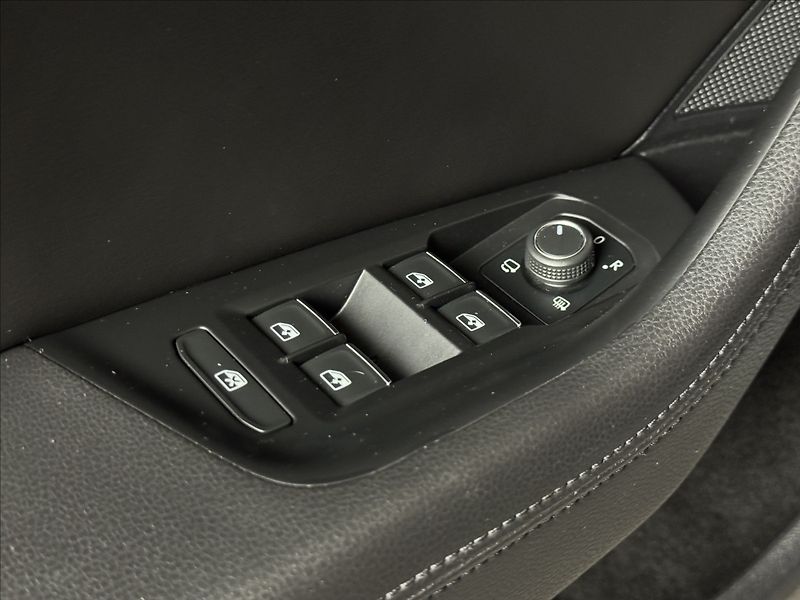 Volkswagen Passat 2,0 TDi  DSG Highline Virtual - fotka 21 z 49