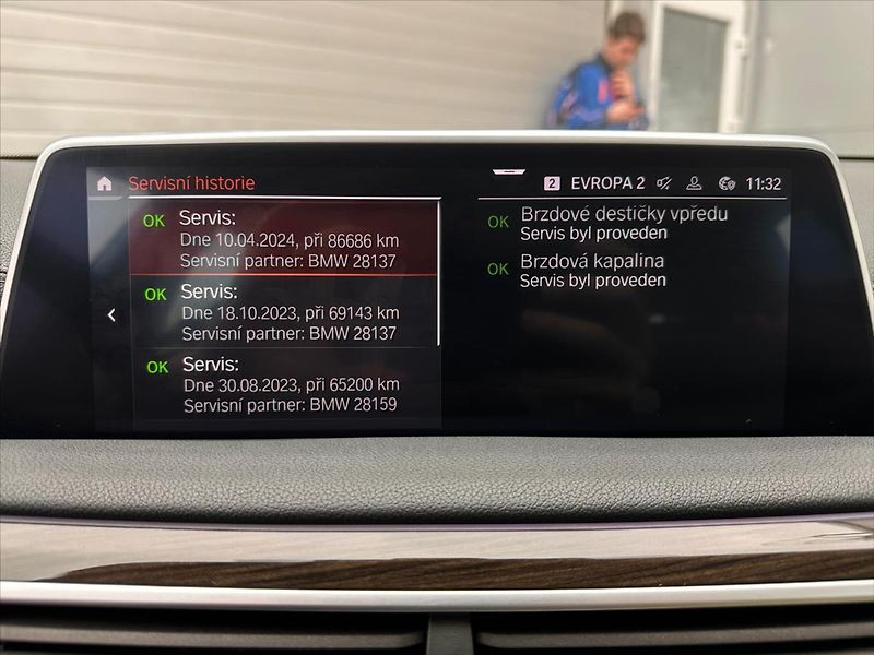 BMW Řada 7 4,4 750i xDrive 390 kW DPH - fotka 35 z 40