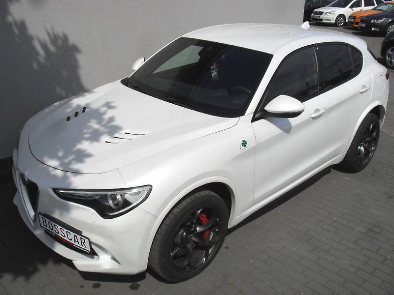Alfa Romeo Stelvio 2,9 Bi-Turbo V6 Quadrifoglio - fotka 10 z 32