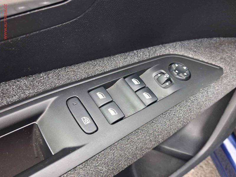 Peugeot 3008 (2018) 1.5 HDi, Active, AT, navi - fotka 13 z 17