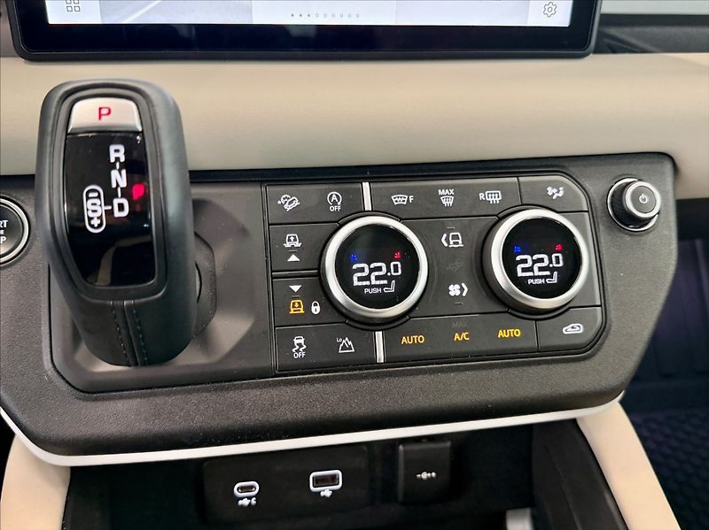 Land Rover Defender 3,0 110 SE D200 - fotka 19 z 27