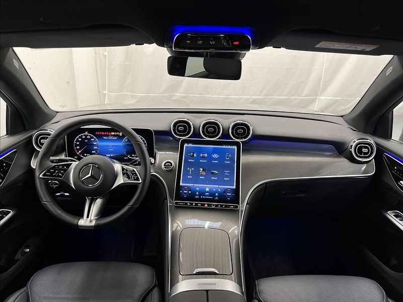 Mercedes-Benz GLC 300e 4MATIC kupé s hybridní te - fotka 13 z 22