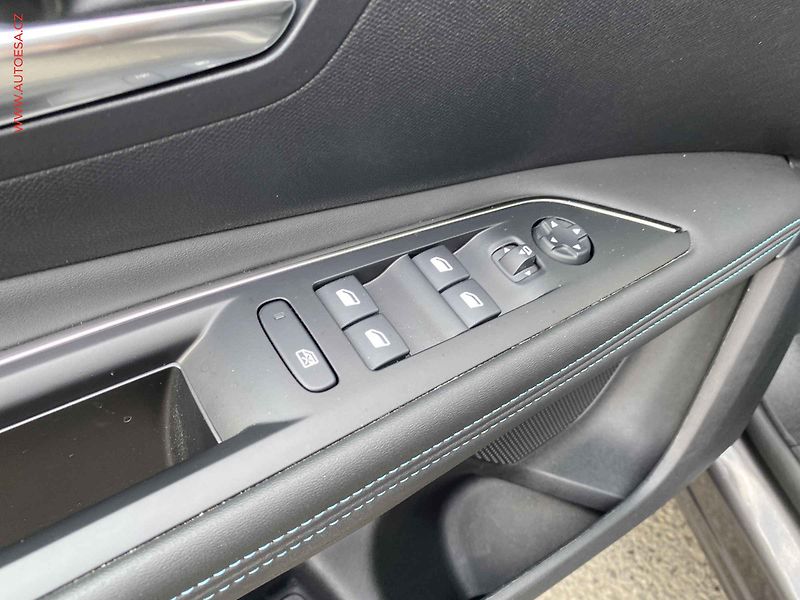 Peugeot 3008 (2023) 1.2 PT, Allure, navi, kamera - fotka 13 z 16
